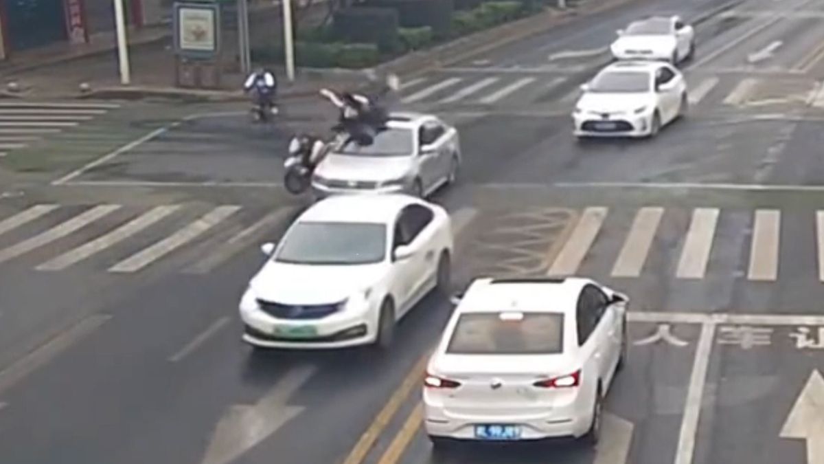 Náraz katapultoval čínské motocyklistky na střechu auta, kterému nedaly přednost